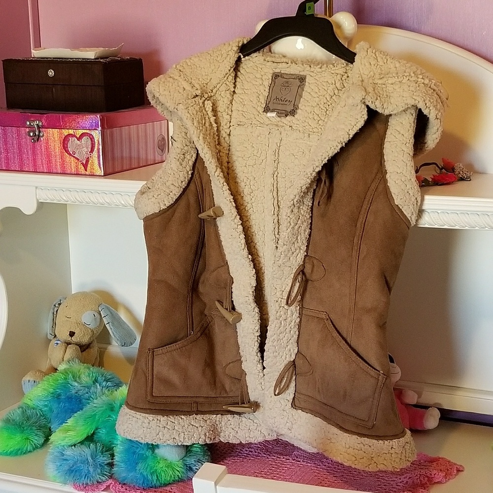 Vest, dresses,, andb3ds